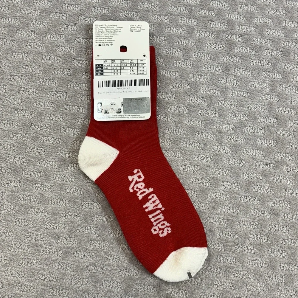 Detroit RED WINGS Crew Socks Men's Size Medium Size 5-10 NHL